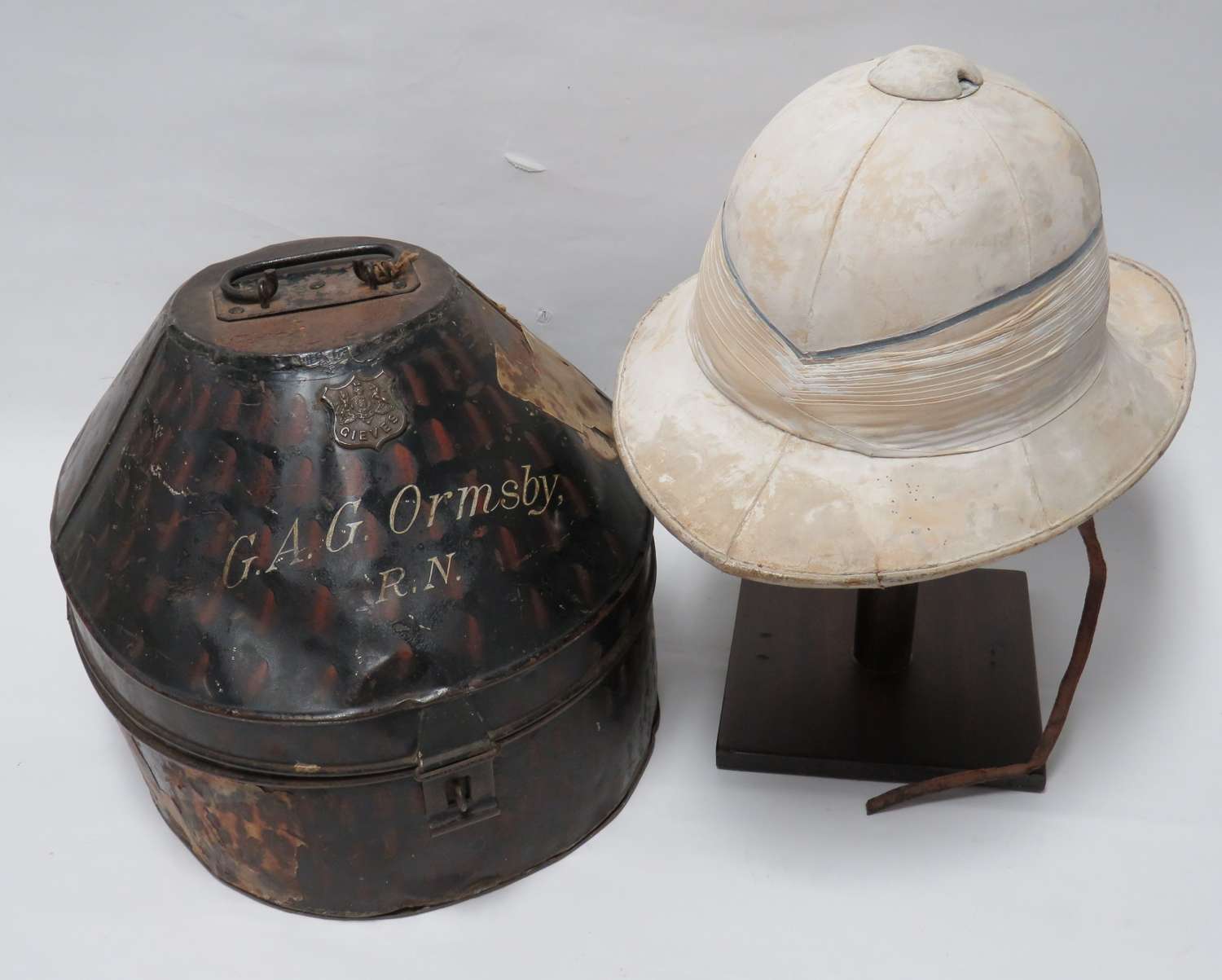 WW1 / Interwar Royal Navy Officers Pith Helmet in Transit Tin