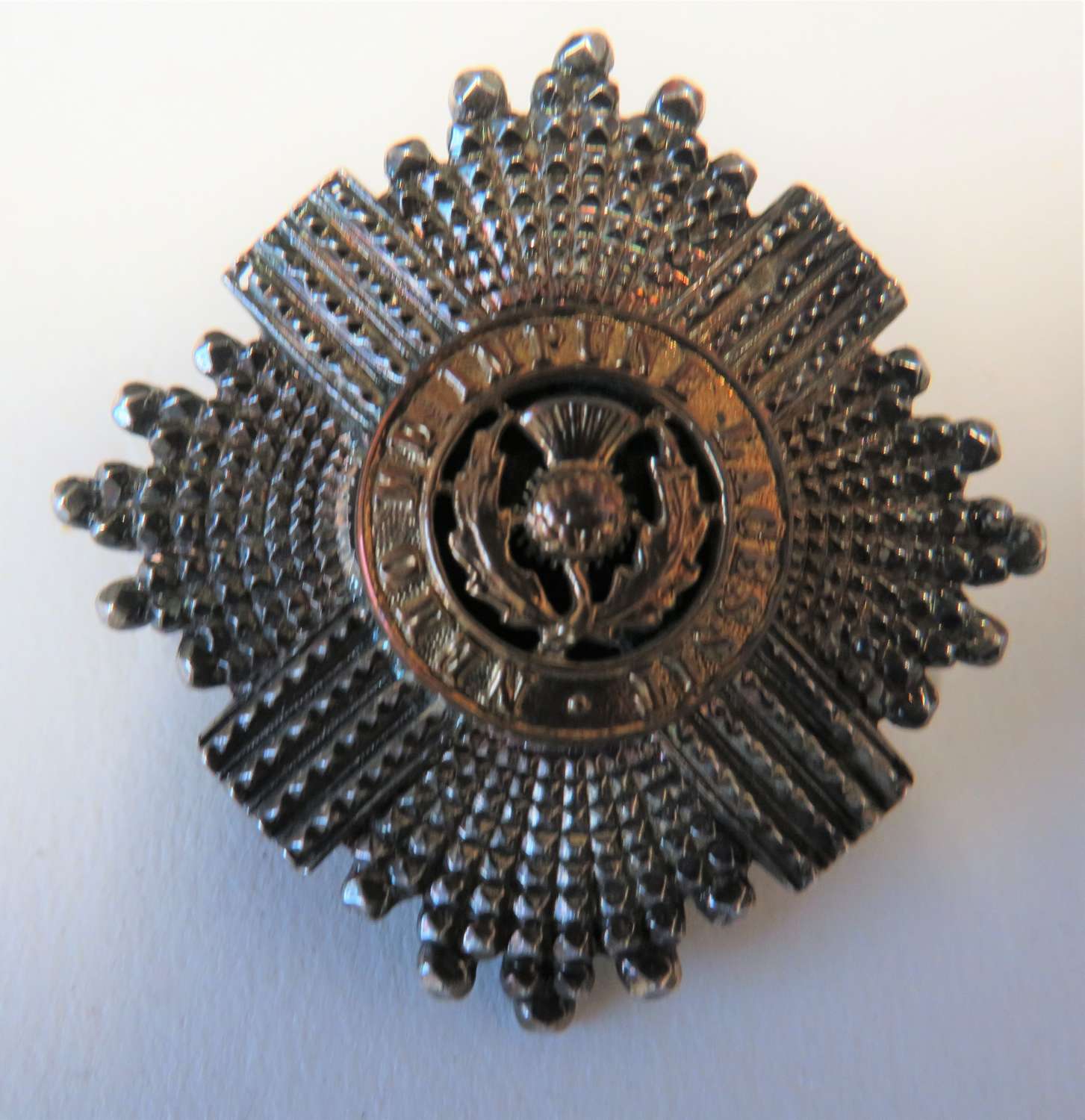WW1 / WW2 Scots Guards Silvered Officers Cap Badge